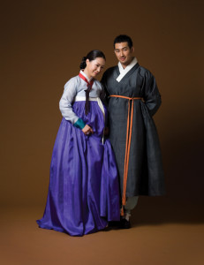 A woman wearing a short, tight-fitting jeogori (jacket) and a plump chima (skirt) / A man in durumagi (traditional topcoat) (Source: Han Style)